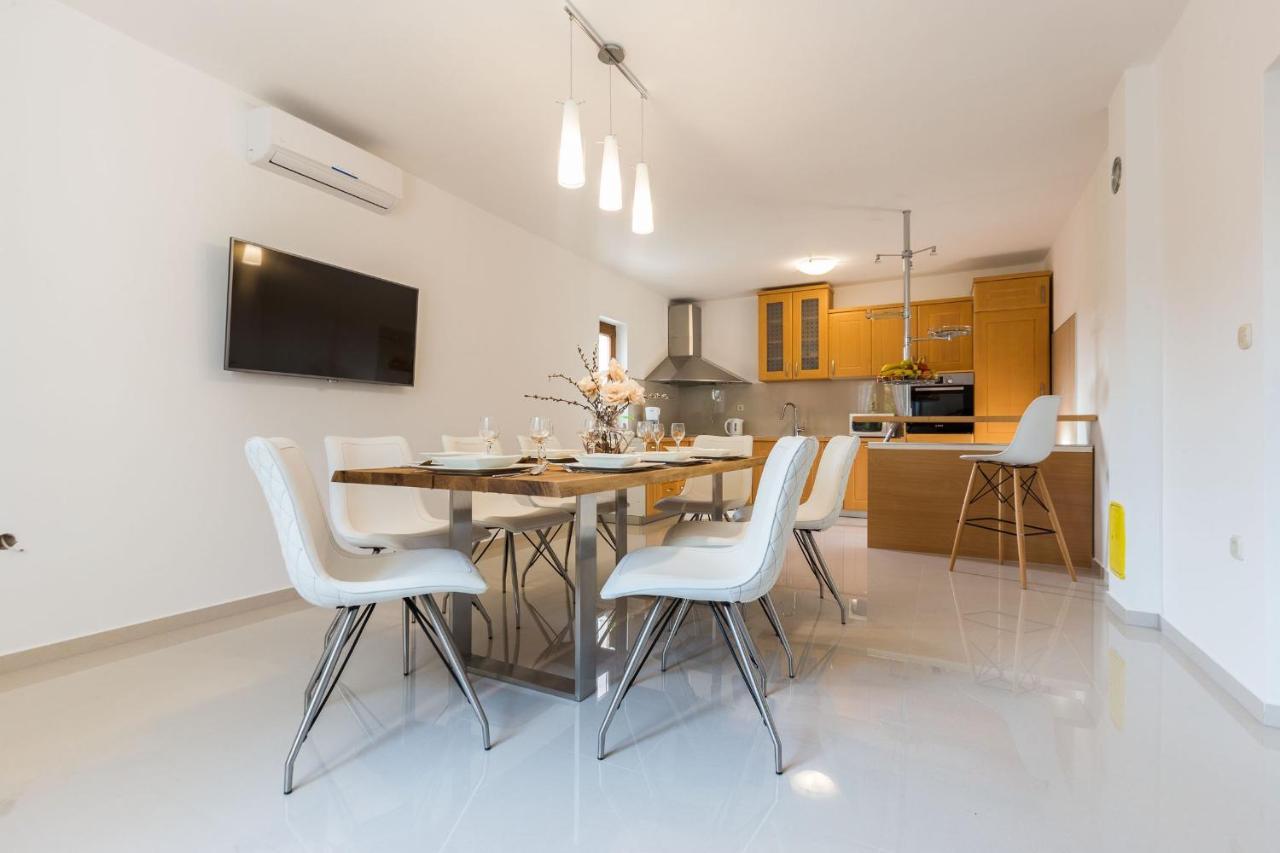 Villa Tina With Swimming Pool, Tennis Court, Games Room, Sauna, Gym, Bbq Policnik Bagian luar foto