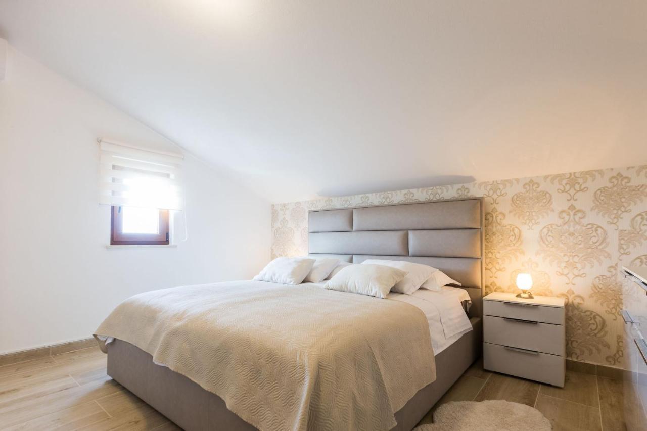 Villa Tina With Swimming Pool, Tennis Court, Games Room, Sauna, Gym, Bbq Policnik Bagian luar foto