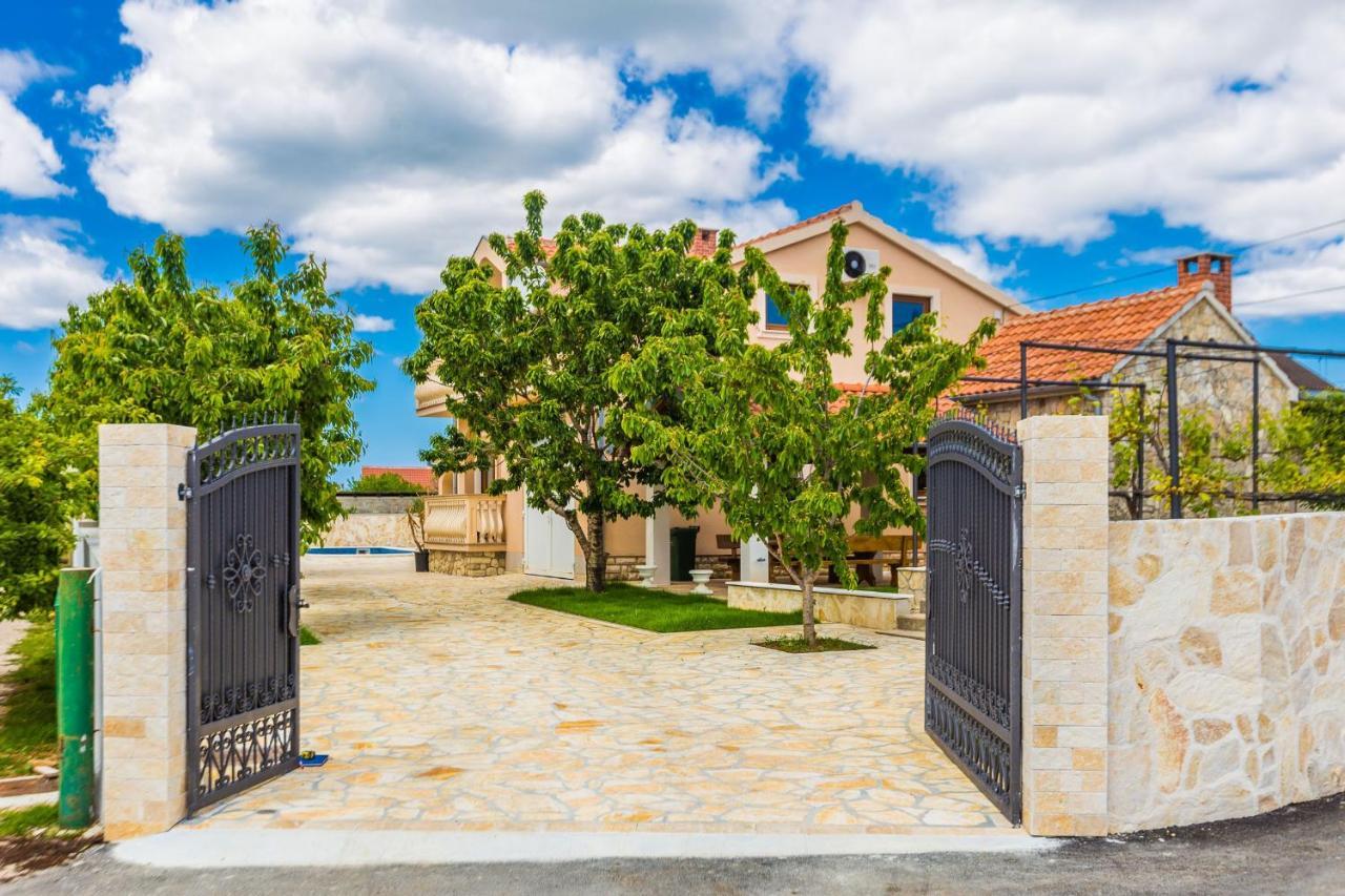 Villa Tina With Swimming Pool, Tennis Court, Games Room, Sauna, Gym, Bbq Policnik Bagian luar foto
