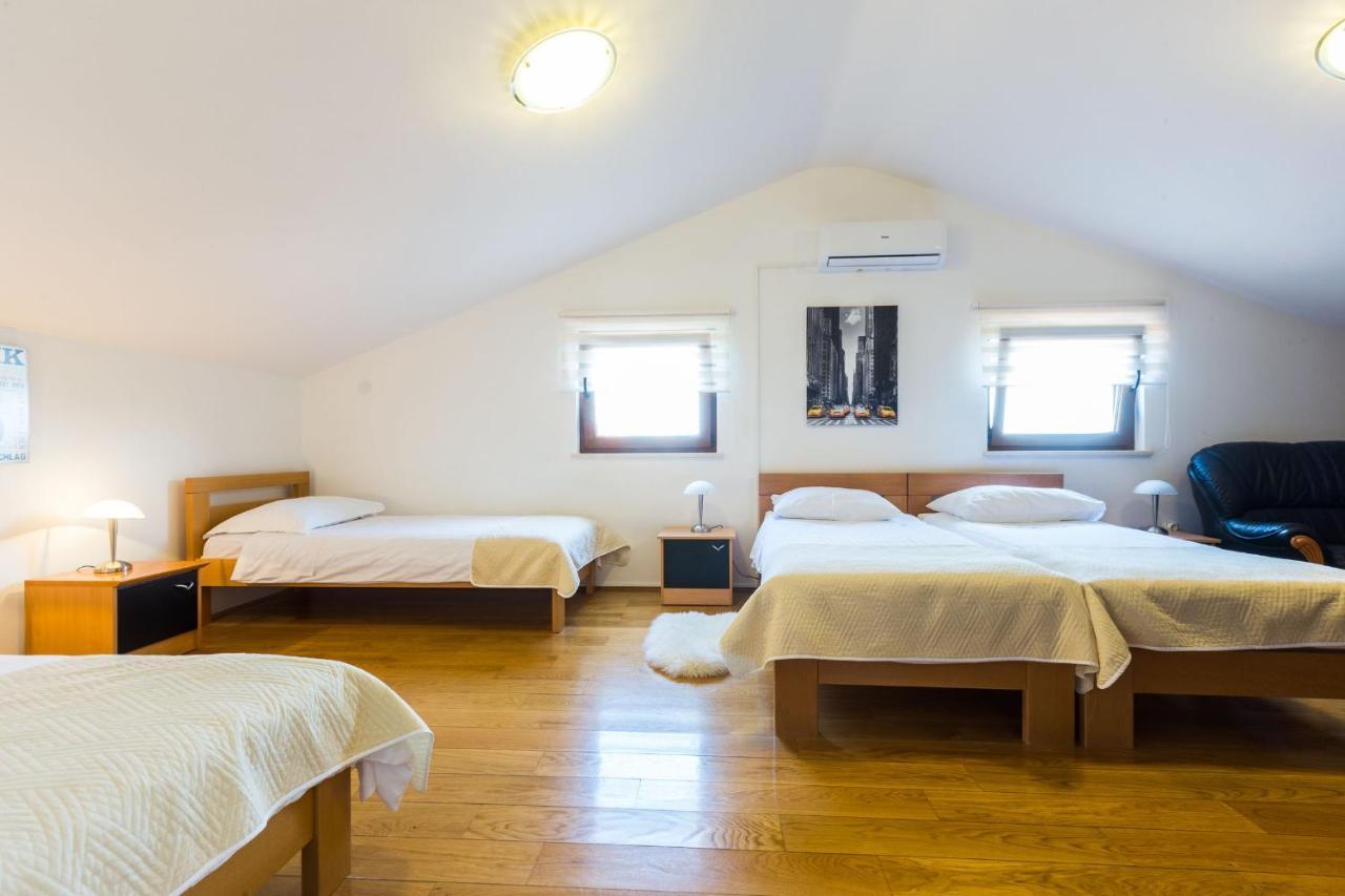 Villa Tina With Swimming Pool, Tennis Court, Games Room, Sauna, Gym, Bbq Policnik Bagian luar foto