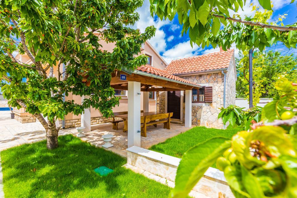 Villa Tina With Swimming Pool, Tennis Court, Games Room, Sauna, Gym, Bbq Policnik Bagian luar foto