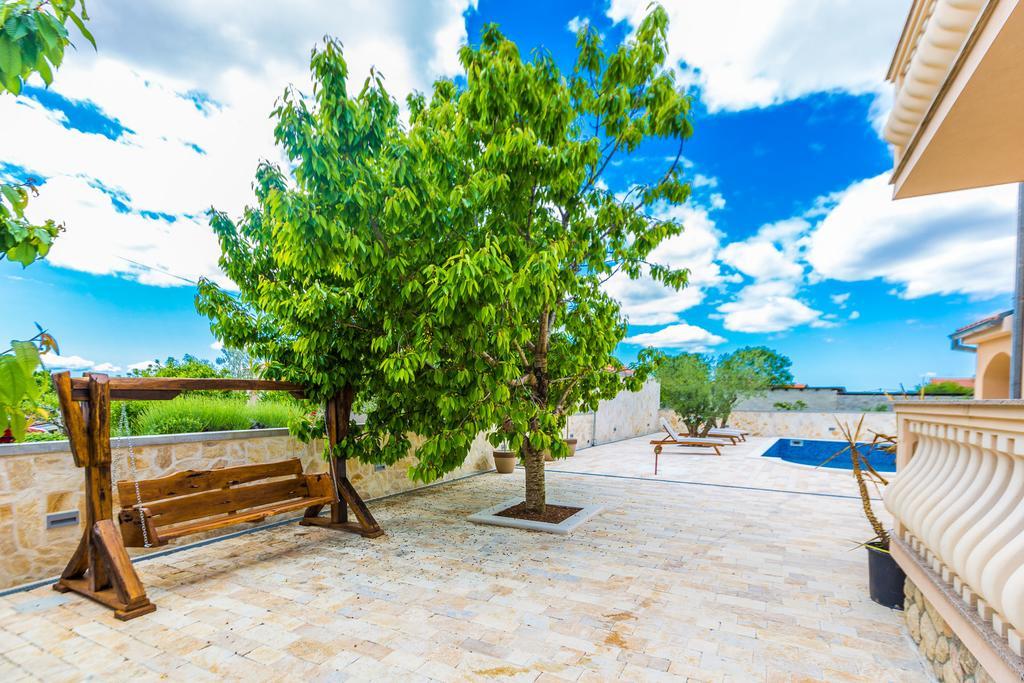 Villa Tina With Swimming Pool, Tennis Court, Games Room, Sauna, Gym, Bbq Policnik Bagian luar foto
