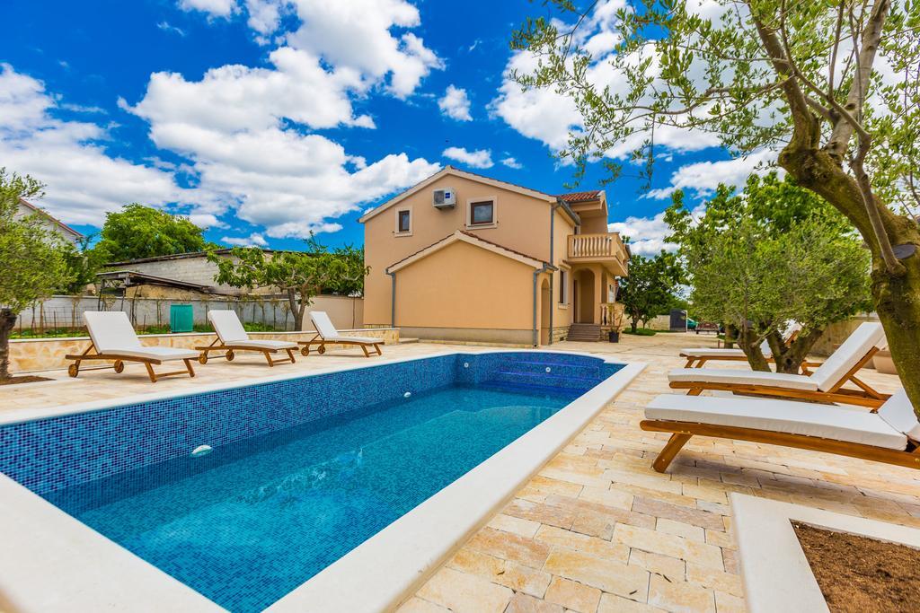 Villa Tina With Swimming Pool, Tennis Court, Games Room, Sauna, Gym, Bbq Policnik Bagian luar foto