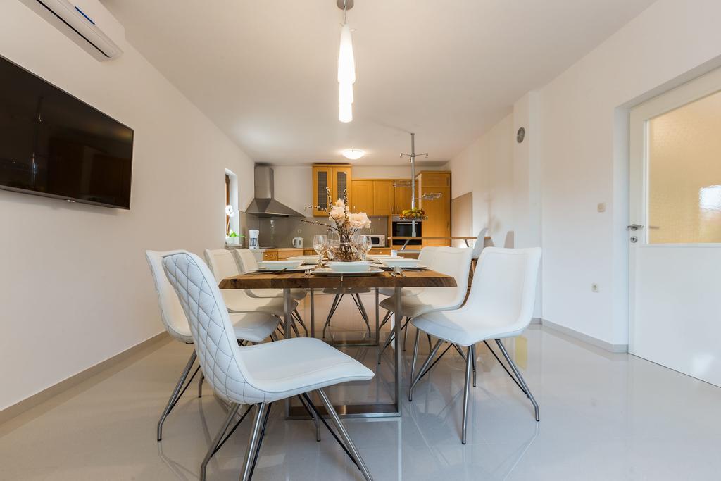 Villa Tina With Swimming Pool, Tennis Court, Games Room, Sauna, Gym, Bbq Policnik Bagian luar foto
