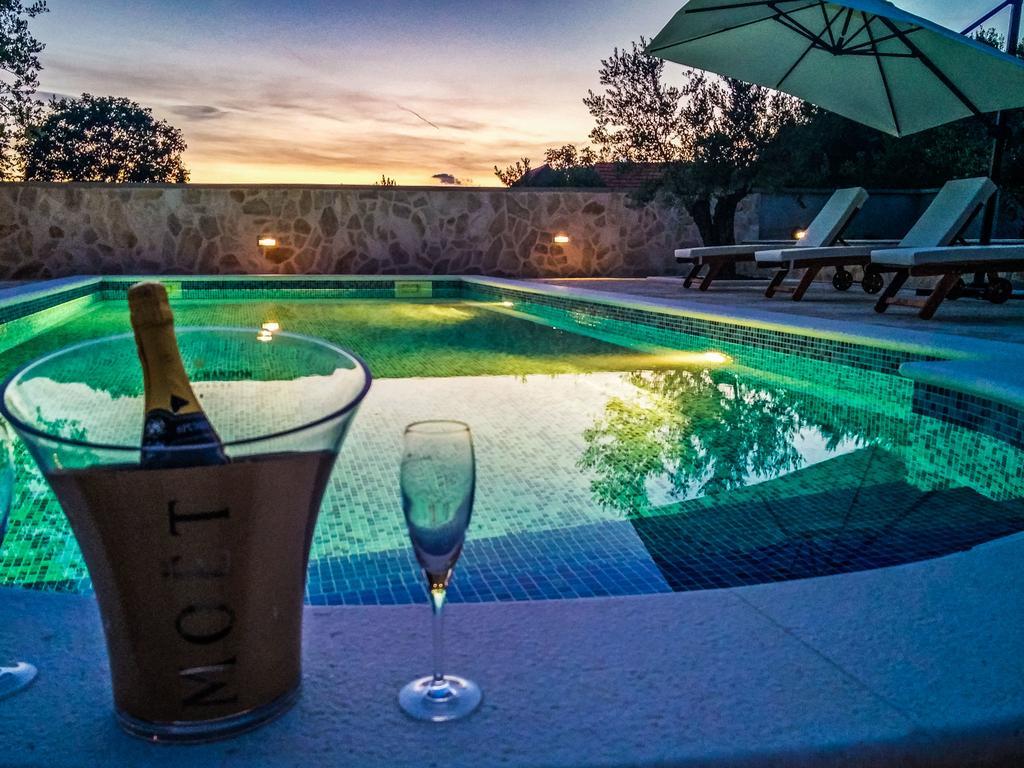 Villa Tina With Swimming Pool, Tennis Court, Games Room, Sauna, Gym, Bbq Policnik Bagian luar foto