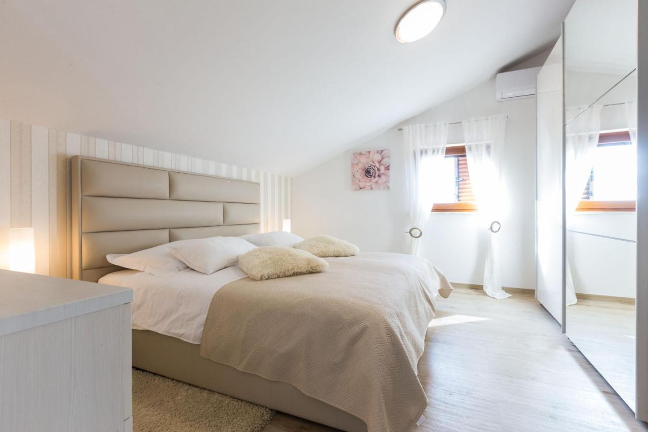 Villa Tina With Swimming Pool, Tennis Court, Games Room, Sauna, Gym, Bbq Policnik Bagian luar foto