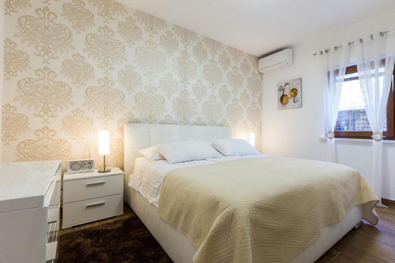 Villa Tina With Swimming Pool, Tennis Court, Games Room, Sauna, Gym, Bbq Policnik Bagian luar foto