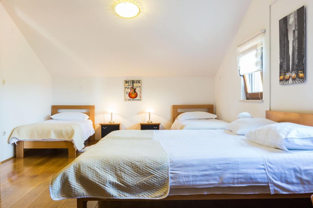 Villa Tina With Swimming Pool, Tennis Court, Games Room, Sauna, Gym, Bbq Policnik Bagian luar foto