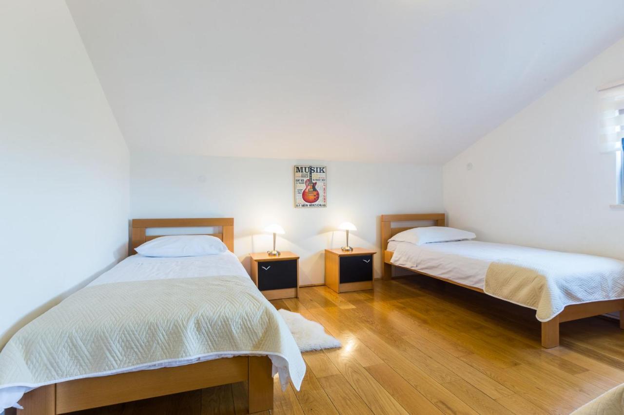 Villa Tina With Swimming Pool, Tennis Court, Games Room, Sauna, Gym, Bbq Policnik Bagian luar foto