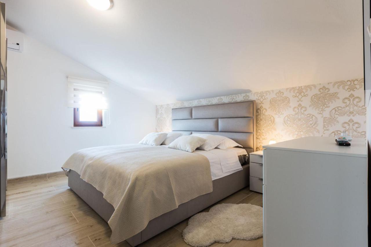 Villa Tina With Swimming Pool, Tennis Court, Games Room, Sauna, Gym, Bbq Policnik Bagian luar foto