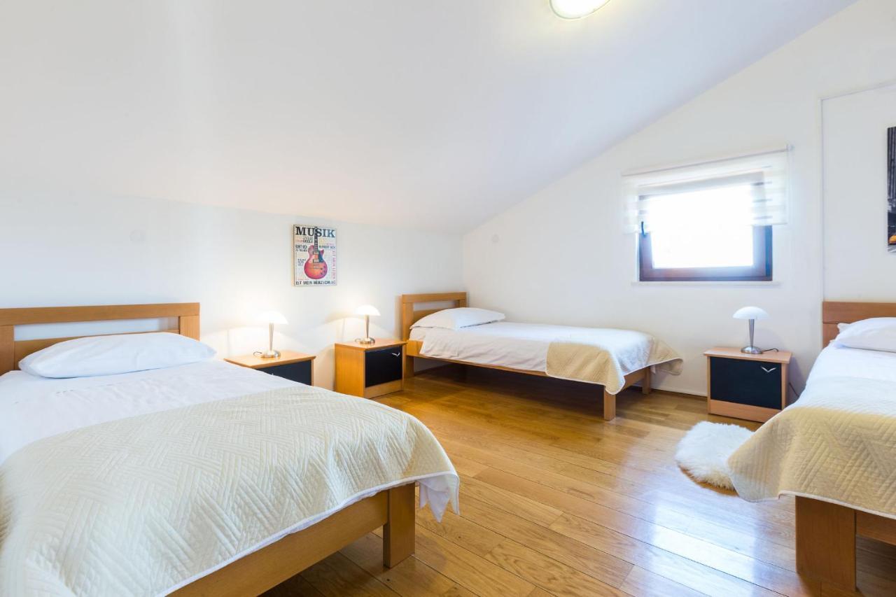 Villa Tina With Swimming Pool, Tennis Court, Games Room, Sauna, Gym, Bbq Policnik Bagian luar foto